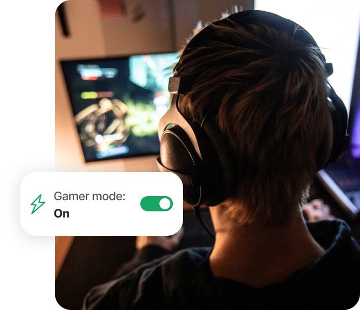 Мальчик играет на компьютере, используя Norton 360 for Gamers.